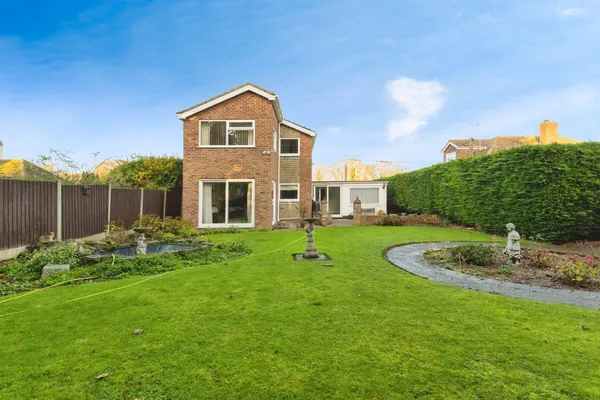 Walton Road, Kirby-le-Soken, Frinton-...