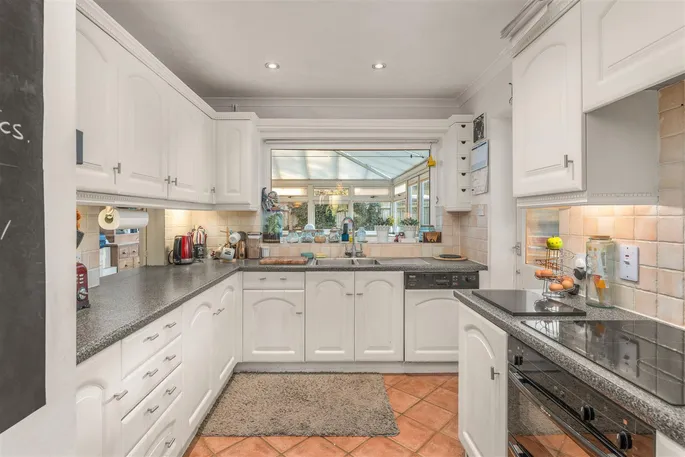 Property carousel image 3