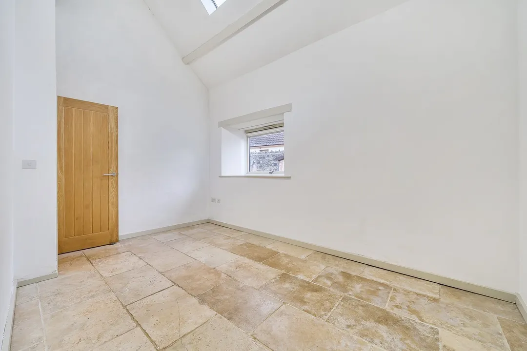 https://mr0.homeflow-assets.co.uk/files/photo/image/46455/8321/_x_/53591803.jpg