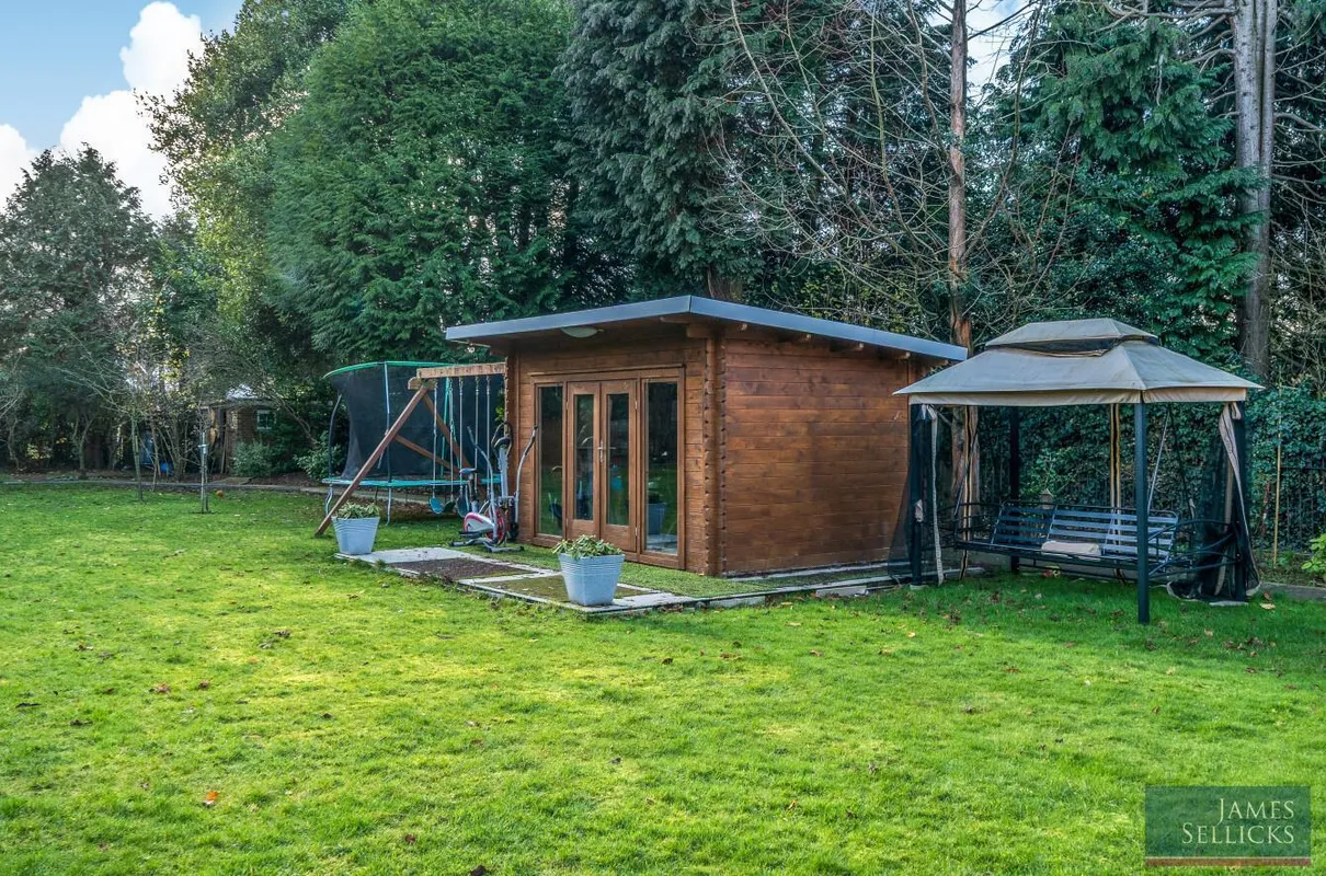 Knighton Grange Road, Oadby, Leicestershire