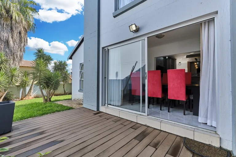 South Africa, Gauteng, Eagle Canyon Golf Estate, Forrest Oaks Avenue, 1115
