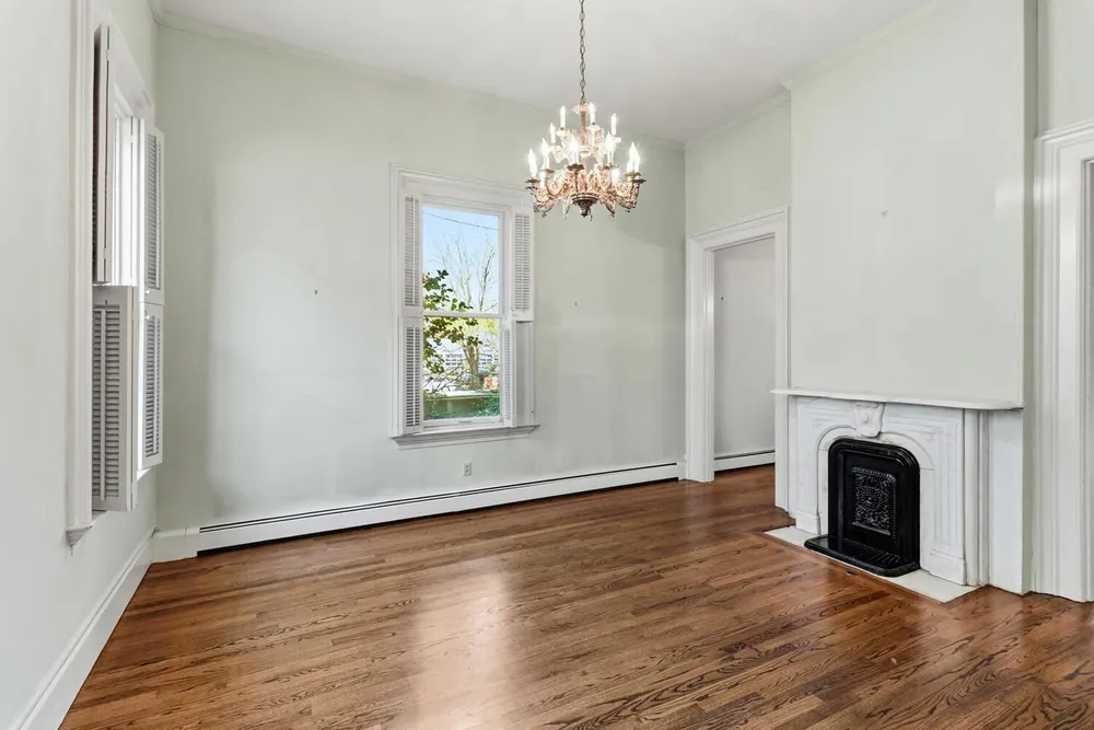 915 11th St, Sacramento, CA 95814