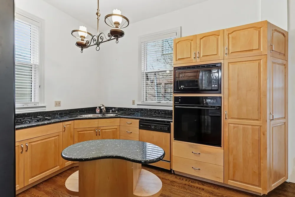 915 11th St, Sacramento, CA 95814