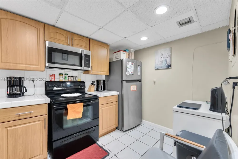 9050 NW 28th St, Coral Springs, FL 33065