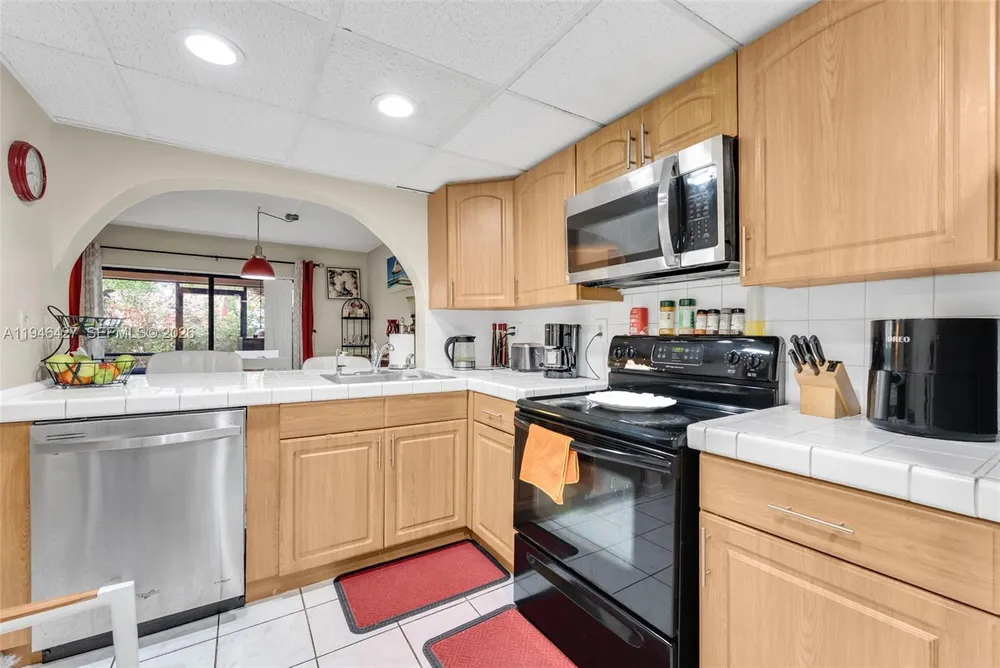 9050 NW 28th St, Coral Springs, FL 33065