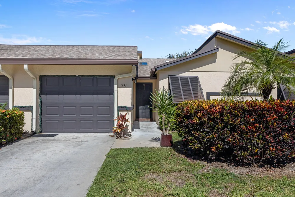 7 Ridge Pointe Dr, Boynton Beach, FL 33435