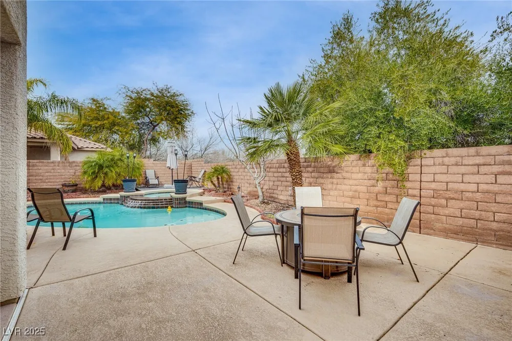 3716 Honey Crest Dr, Las Vegas, NV 89135