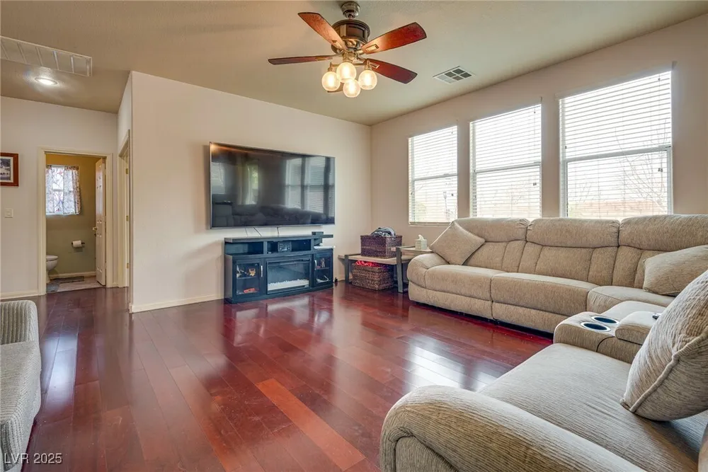 3716 Honey Crest Dr, Las Vegas, NV 89135