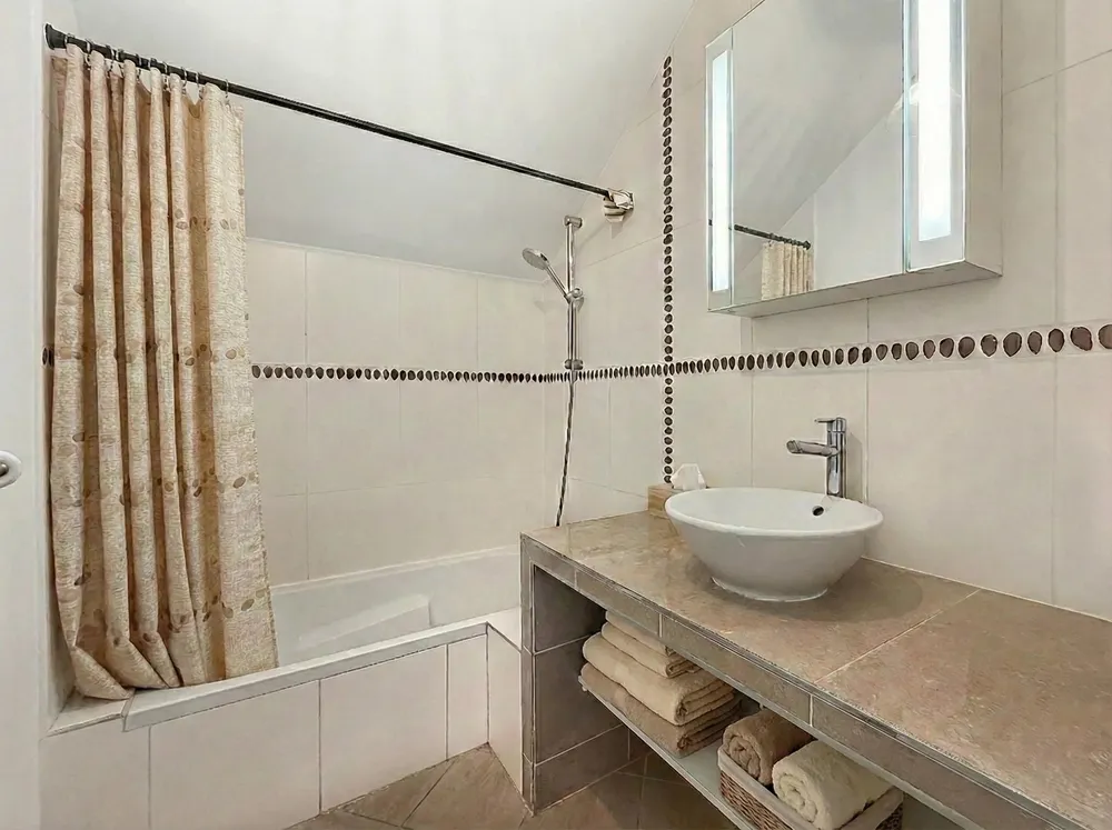 Suresnes, 92150, France