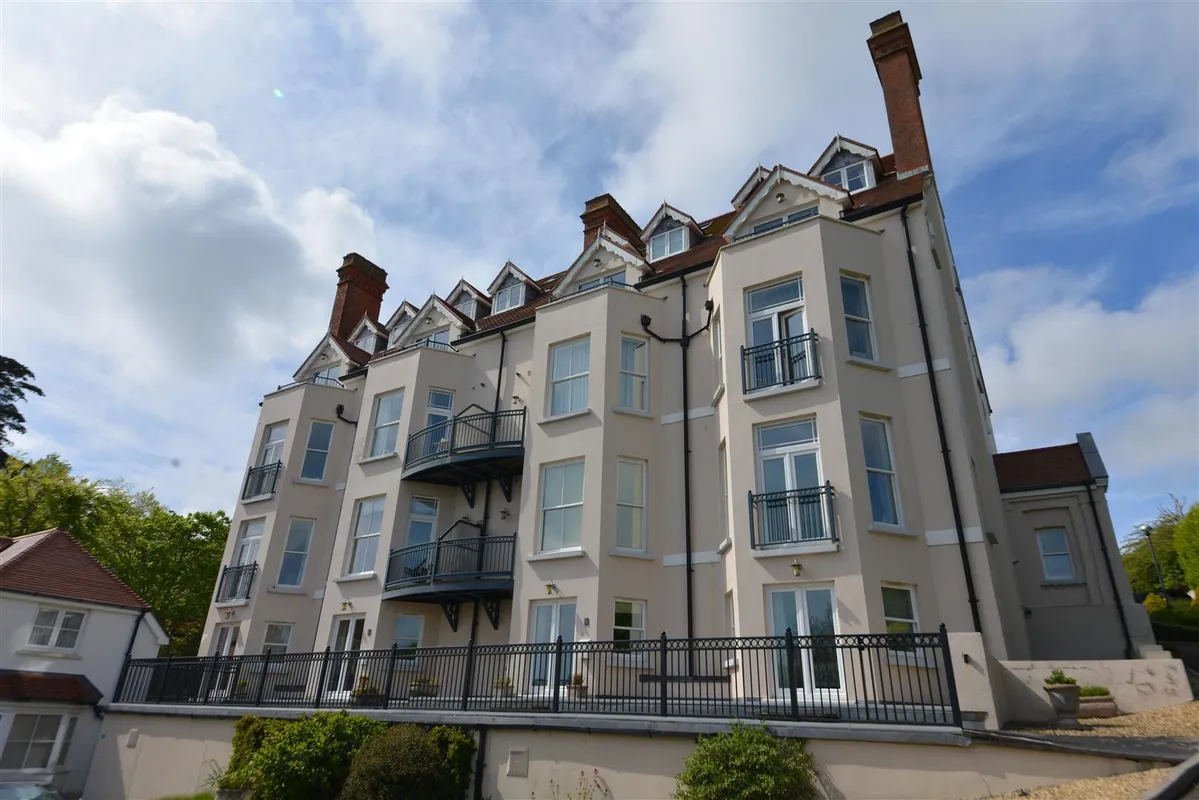 Bryn Y Mor, Tenby - Apartment with Parking & Pool/Spa/Gym Access