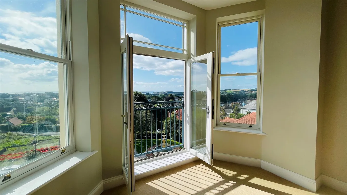 Bryn Y Mor, Tenby - Apartment with Parking & Pool/Spa/Gym Access