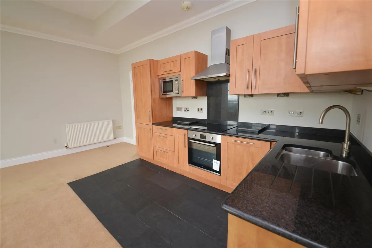 Bryn Y Mor, Tenby - Apartment with Parking & Pool/Spa/Gym Access