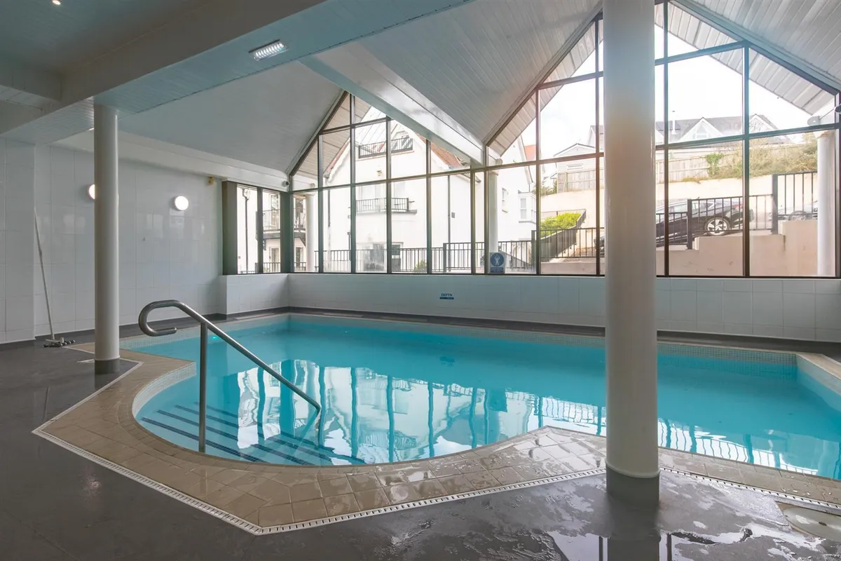 Bryn Y Mor, Tenby - Apartment with Parking & Pool/Spa/Gym Access