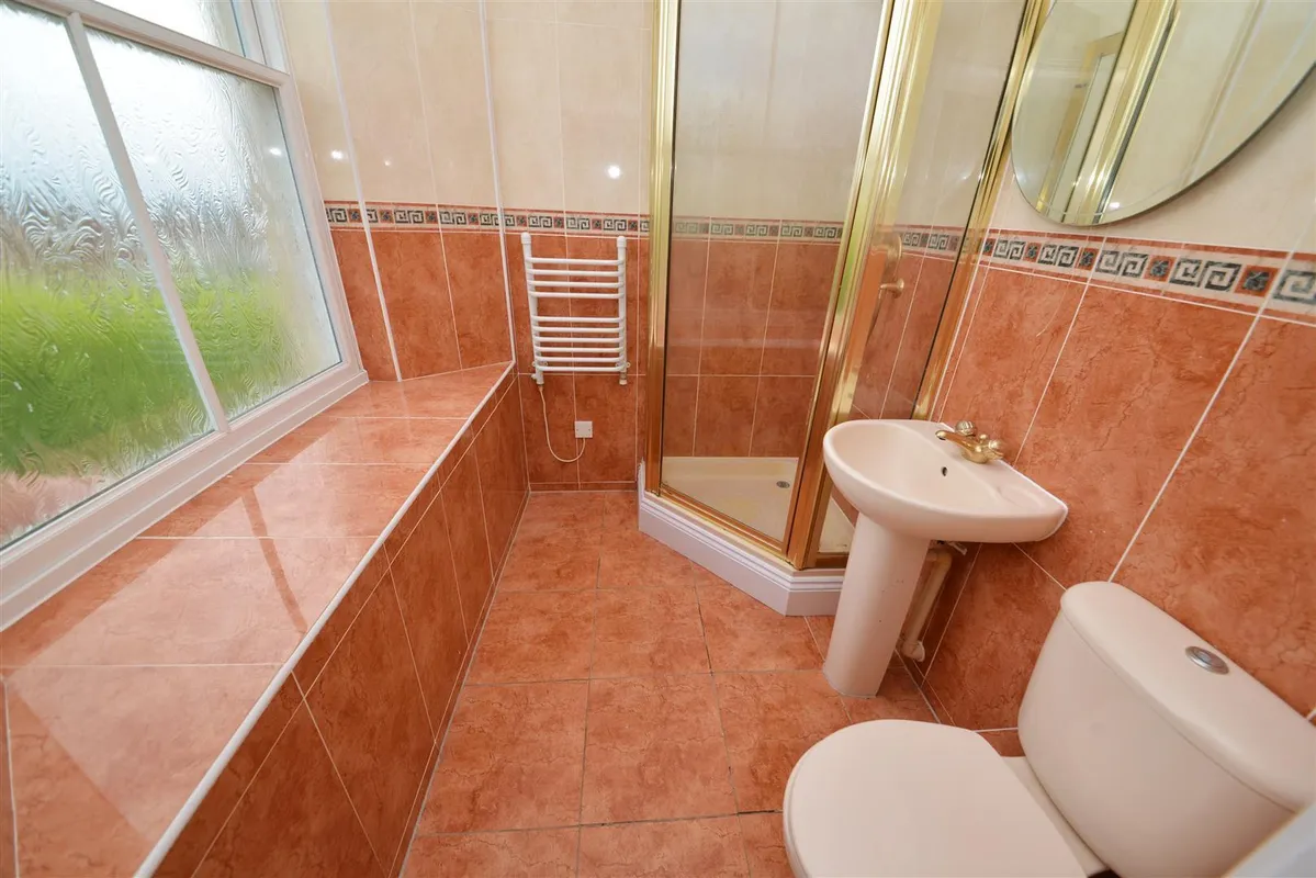 Bryn Y Mor, Tenby - Apartment with Parking & Pool/Spa/Gym Access