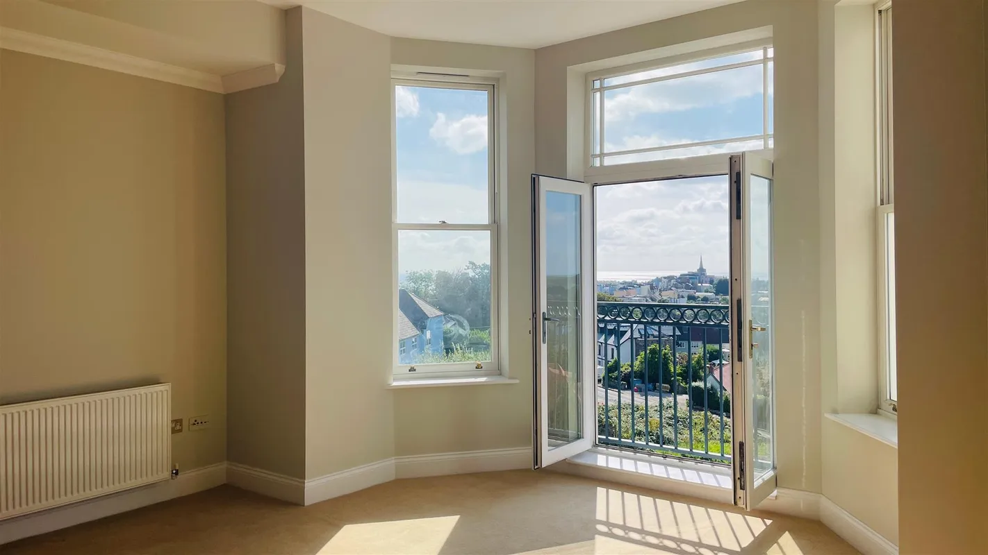 Bryn Y Mor, Tenby - Apartment with Parking & Pool/Spa/Gym Access