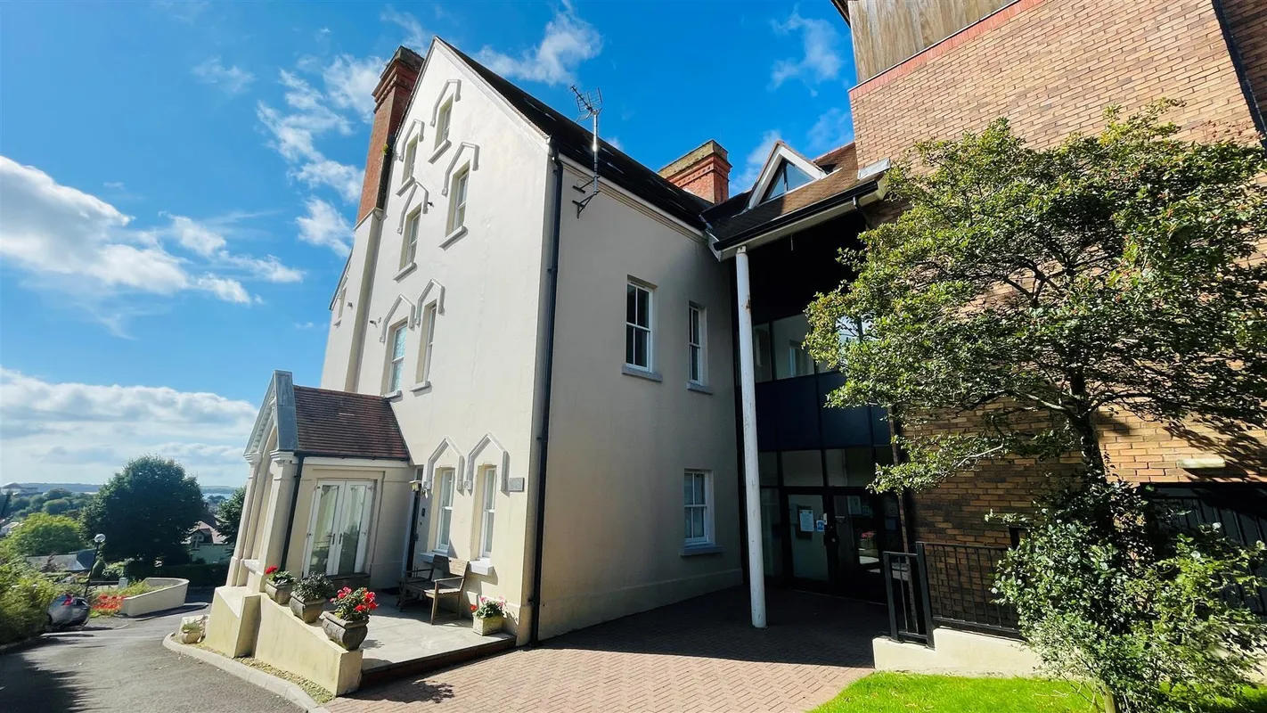 Bryn Y Mor, Tenby - Apartment with Parking & Pool/Spa/Gym Access