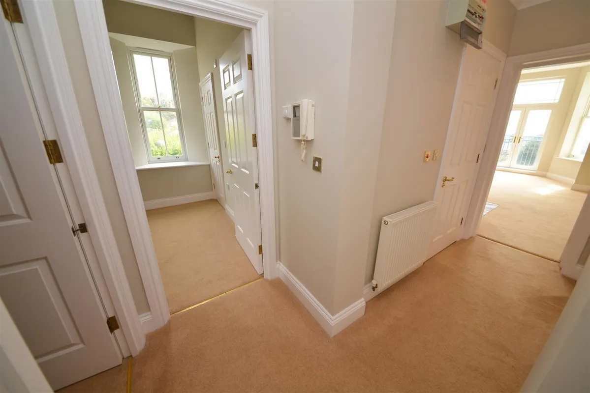 Bryn Y Mor, Tenby - Apartment with Parking & Pool/Spa/Gym Access