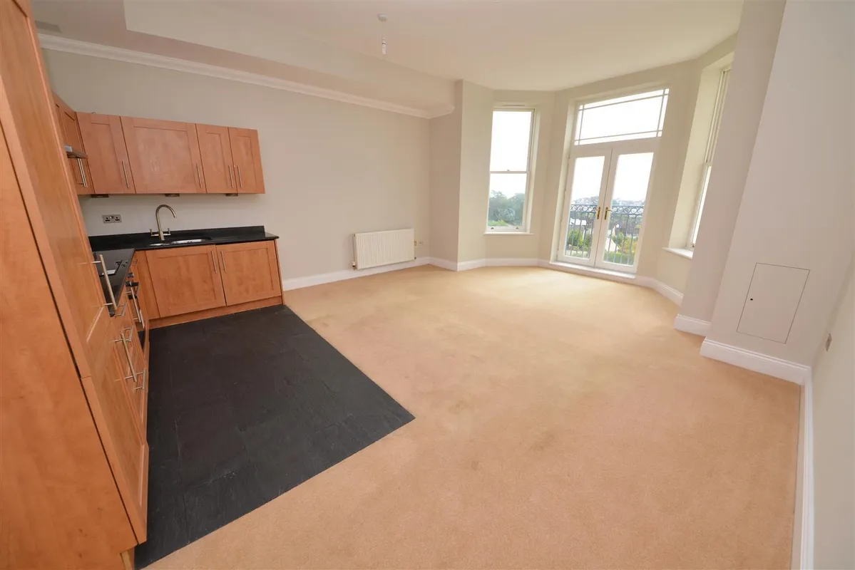Bryn Y Mor, Tenby - Apartment with Parking & Pool/Spa/Gym Access