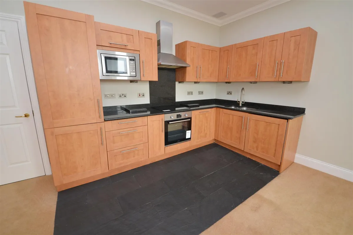 Bryn Y Mor, Tenby - Apartment with Parking & Pool/Spa/Gym Access