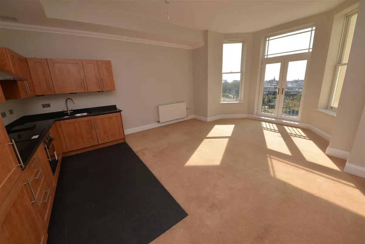 Bryn Y Mor, Tenby - Apartment with Parking & Pool/Spa/Gym Access