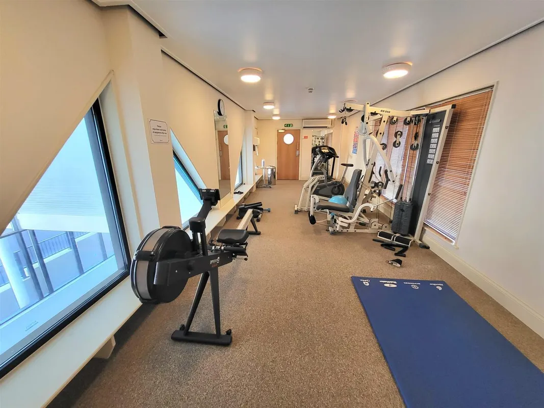 Bryn Y Mor, Tenby - Apartment with Parking & Pool/Spa/Gym Access