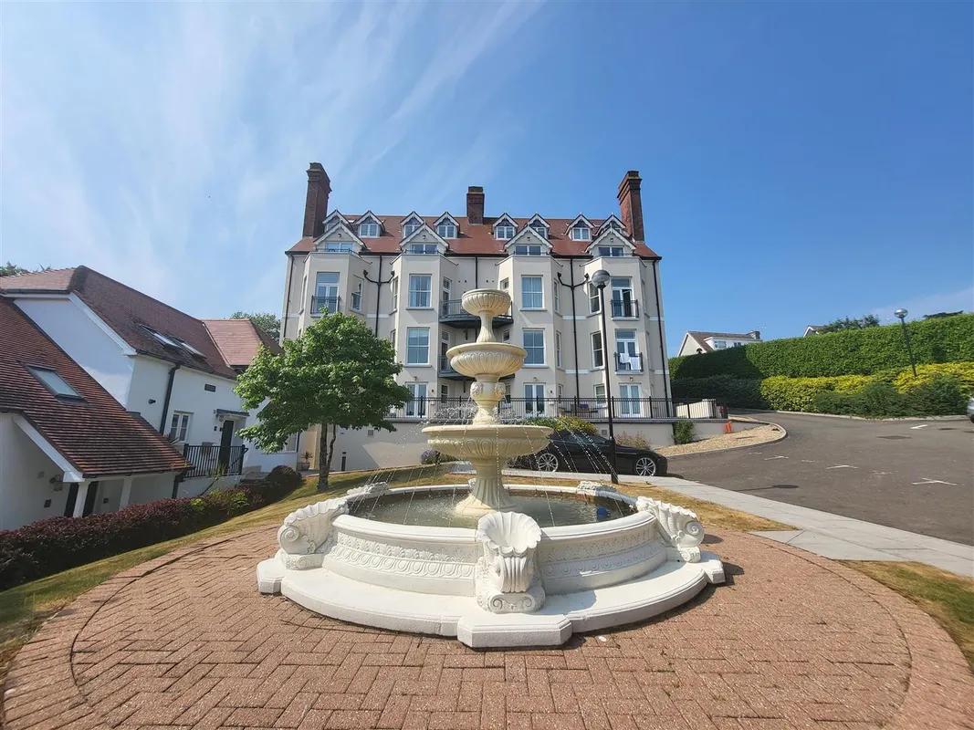 Bryn Y Mor, Tenby - Apartment with Parking & Pool/Spa/Gym Access