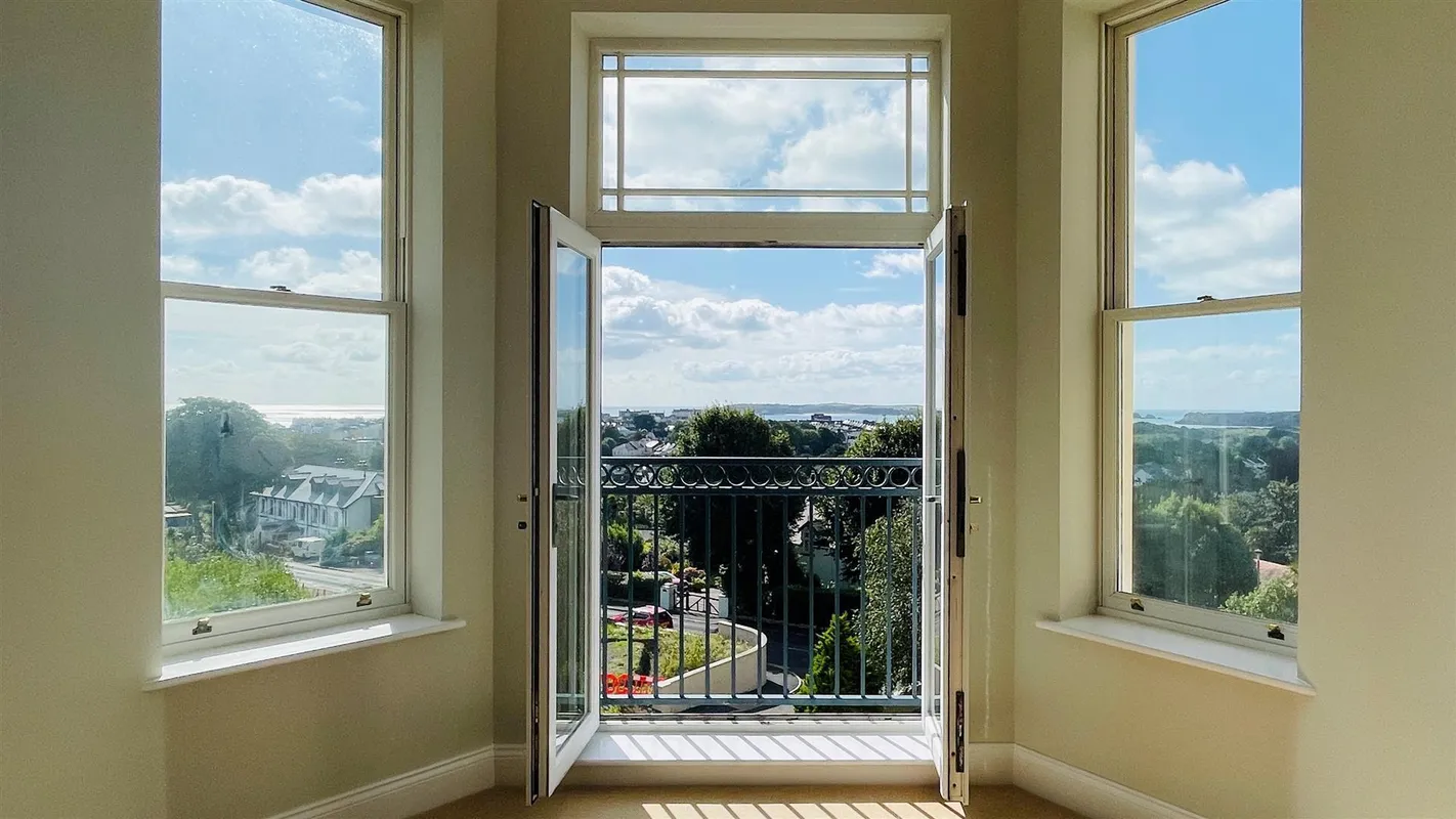 Bryn Y Mor, Tenby - Apartment with Parking & Pool/Spa/Gym Access