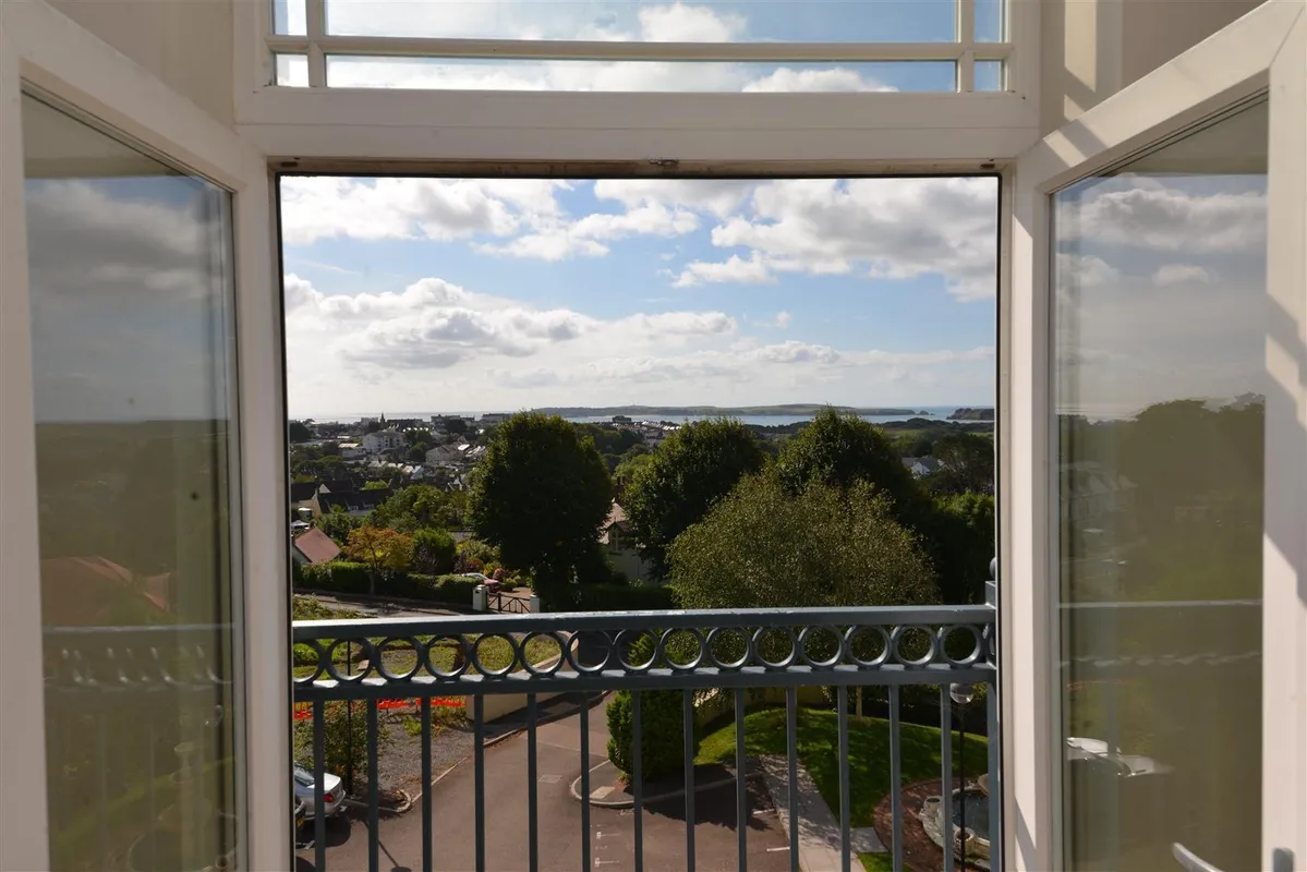 Bryn Y Mor, Tenby - Apartment with Parking & Pool/Spa/Gym Access