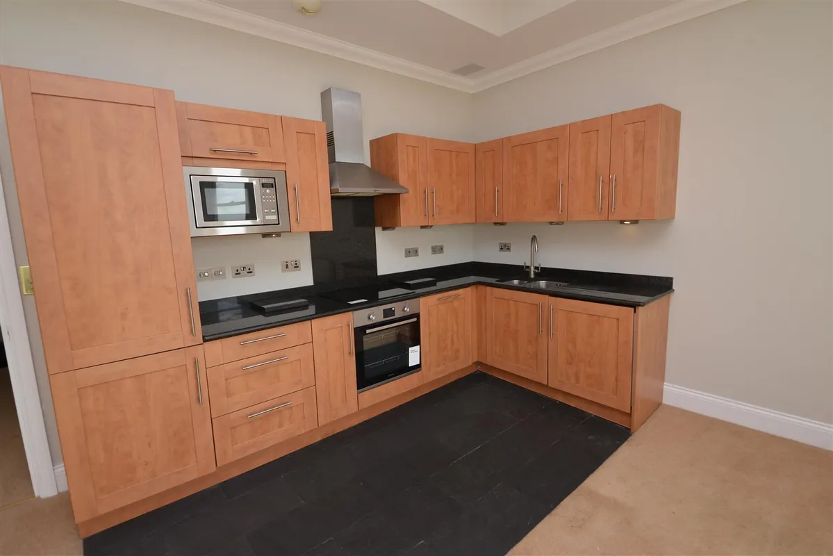 Bryn Y Mor, Tenby - Apartment with Parking & Pool/Spa/Gym Access