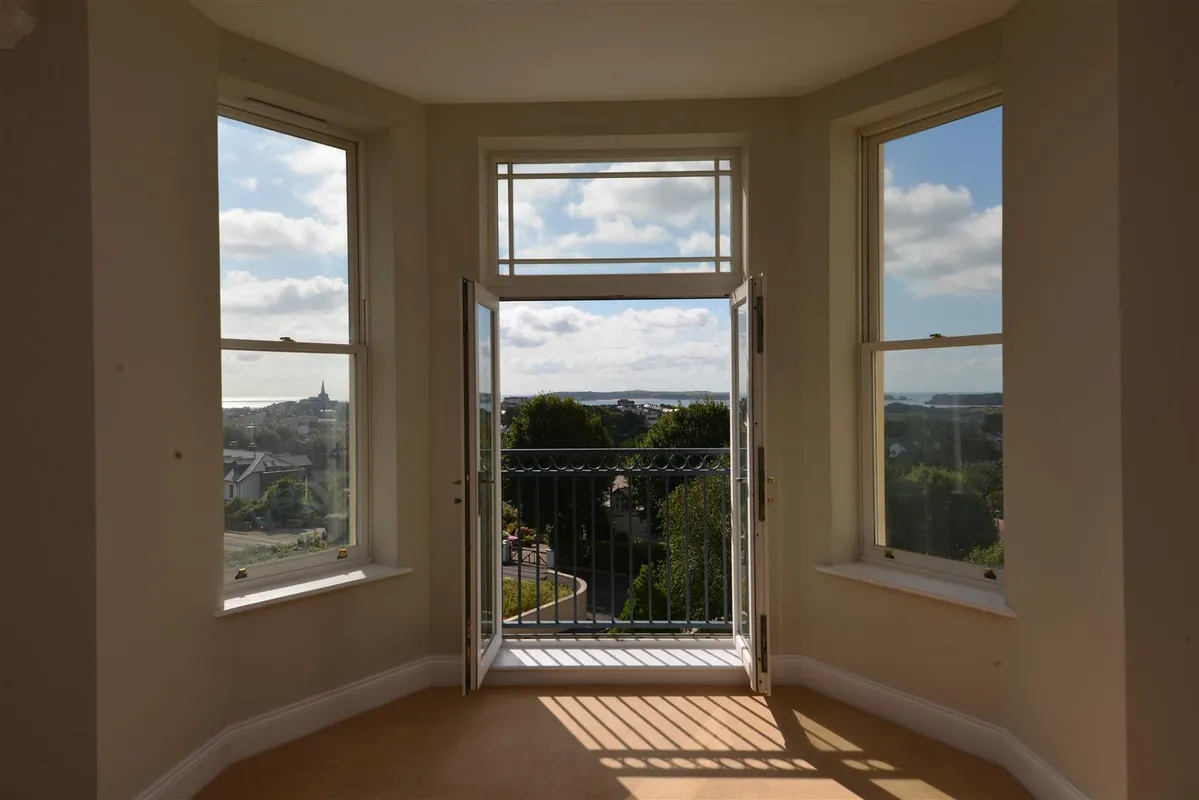 Bryn Y Mor, Tenby - Apartment with Parking & Pool/Spa/Gym Access