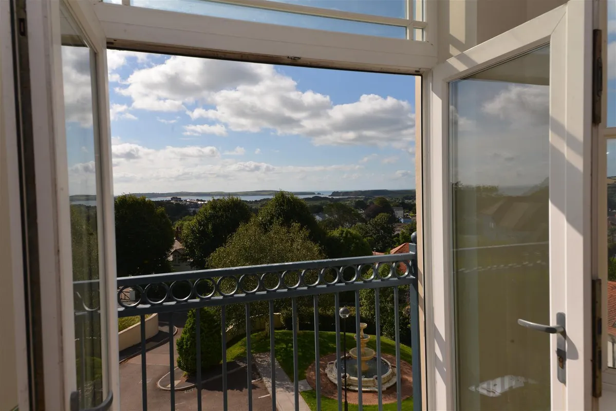 Bryn Y Mor, Tenby - Apartment with Parking & Pool/Spa/Gym Access
