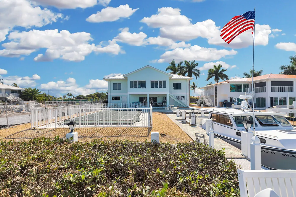 900 Shelter Bay Dr, Key Colony Beach, FL 33051