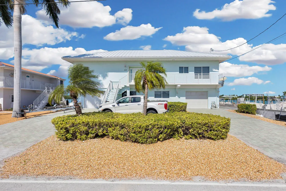 900 Shelter Bay Dr, Key Colony Beach, FL 33051