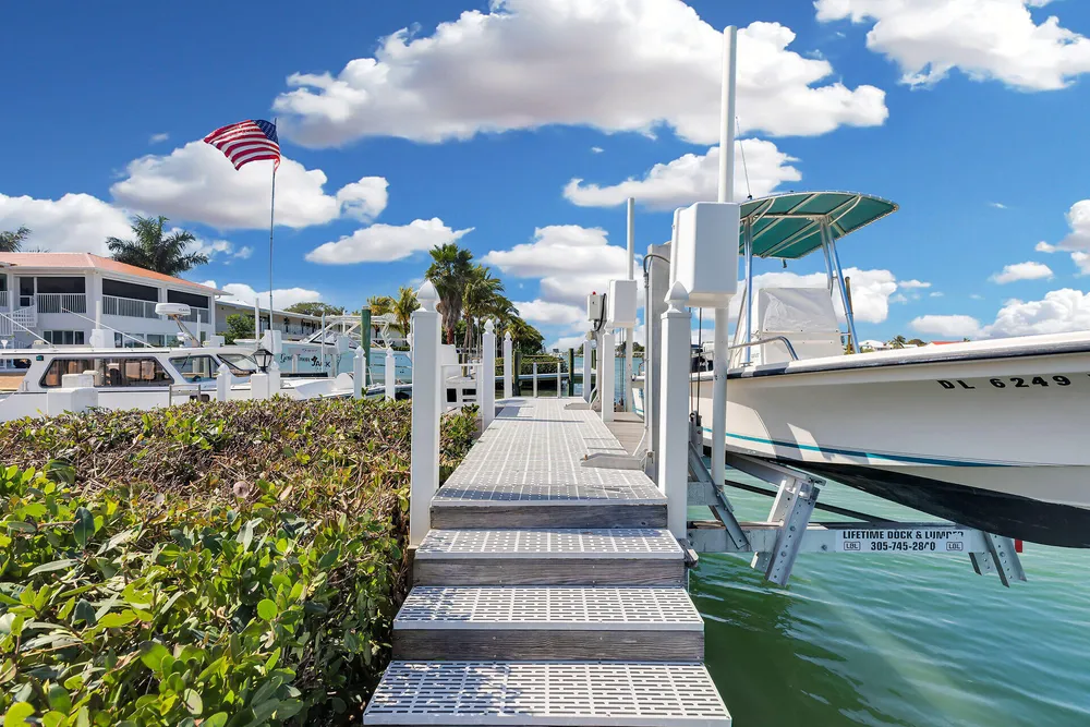 900 Shelter Bay Dr, Key Colony Beach, FL 33051