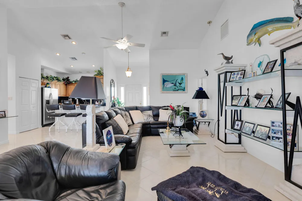 900 Shelter Bay Dr, Key Colony Beach, FL 33051