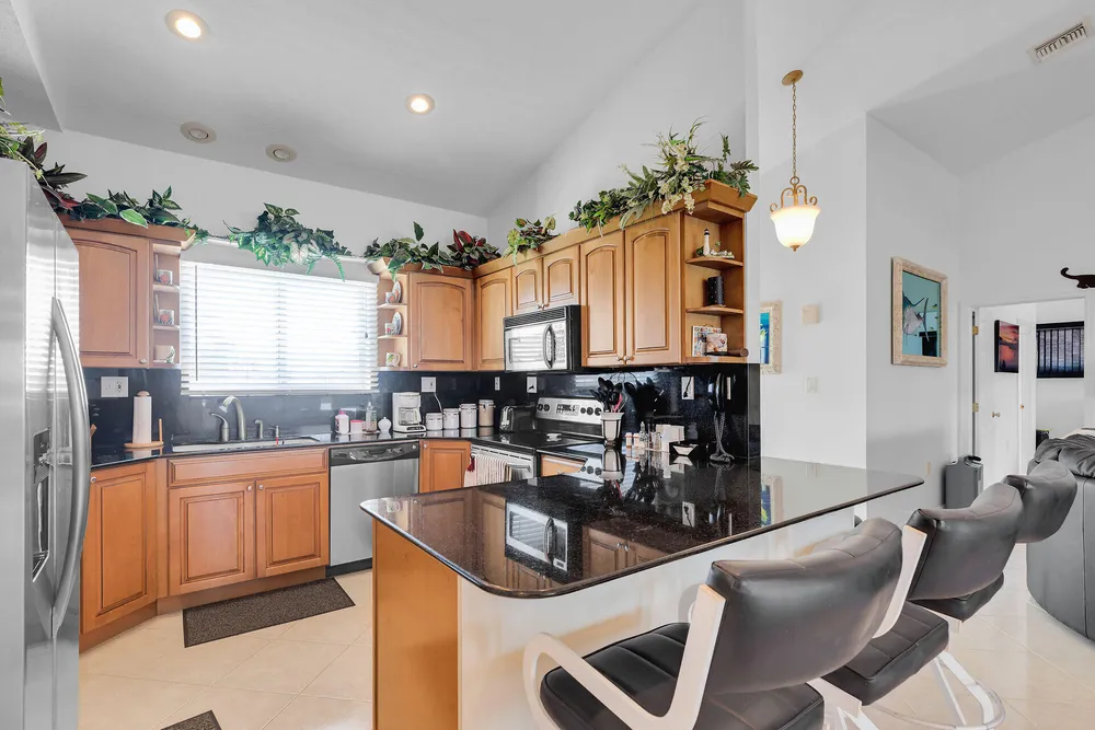 900 Shelter Bay Dr, Key Colony Beach, FL 33051