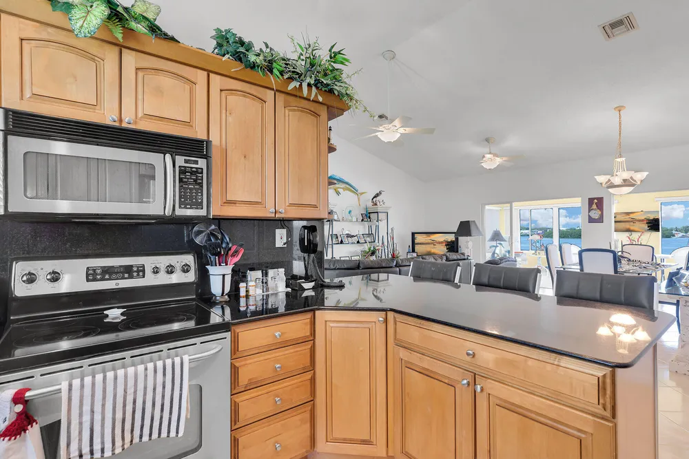 900 Shelter Bay Dr, Key Colony Beach, FL 33051