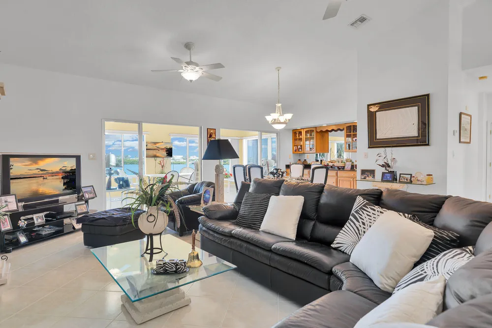 900 Shelter Bay Dr, Key Colony Beach, FL 33051
