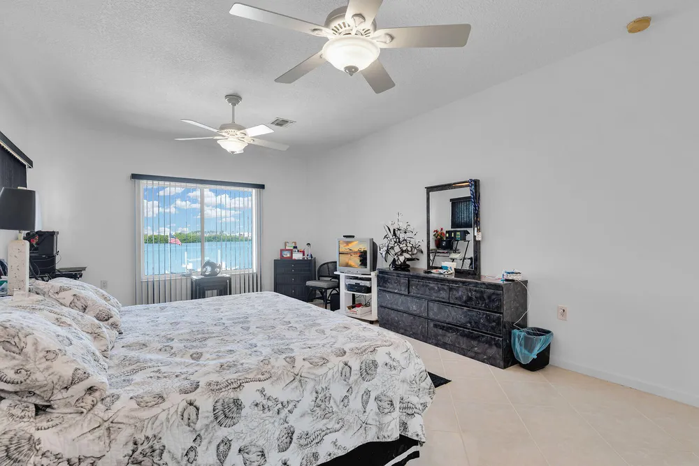 900 Shelter Bay Dr, Key Colony Beach, FL 33051