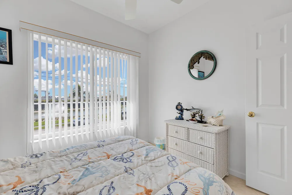 900 Shelter Bay Dr, Key Colony Beach, FL 33051