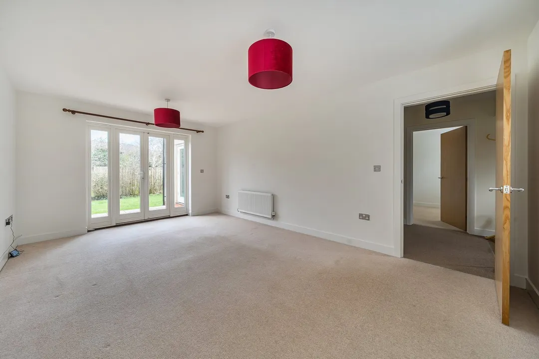 https://mr0.homeflow-assets.co.uk/files/photo/image/46616/9084/_x_/53981086.jpg