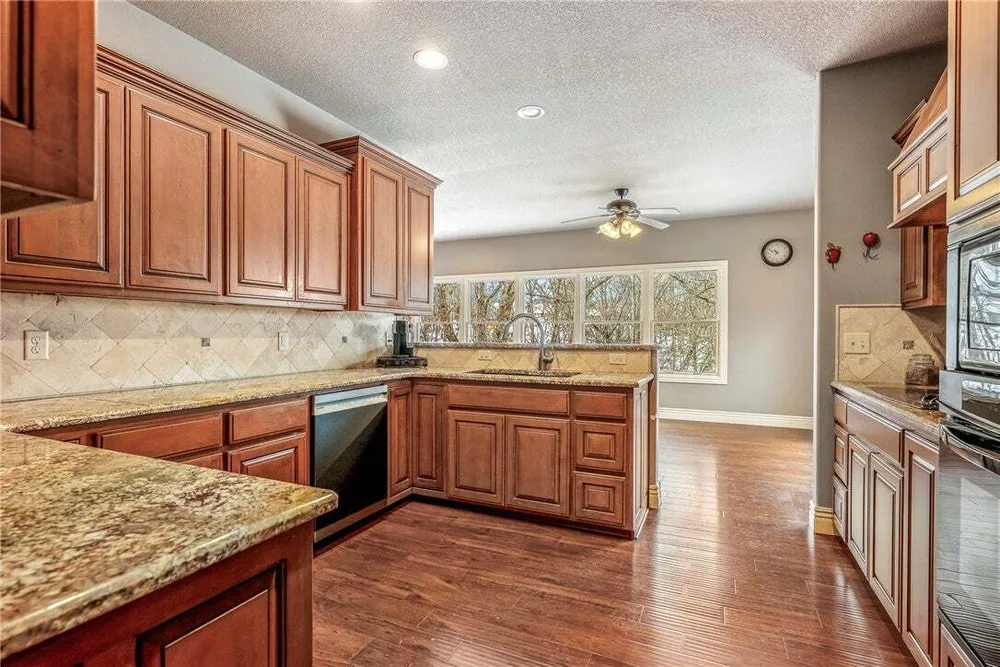 24 Kirkliston Ln, Bella Vista, AR 72715