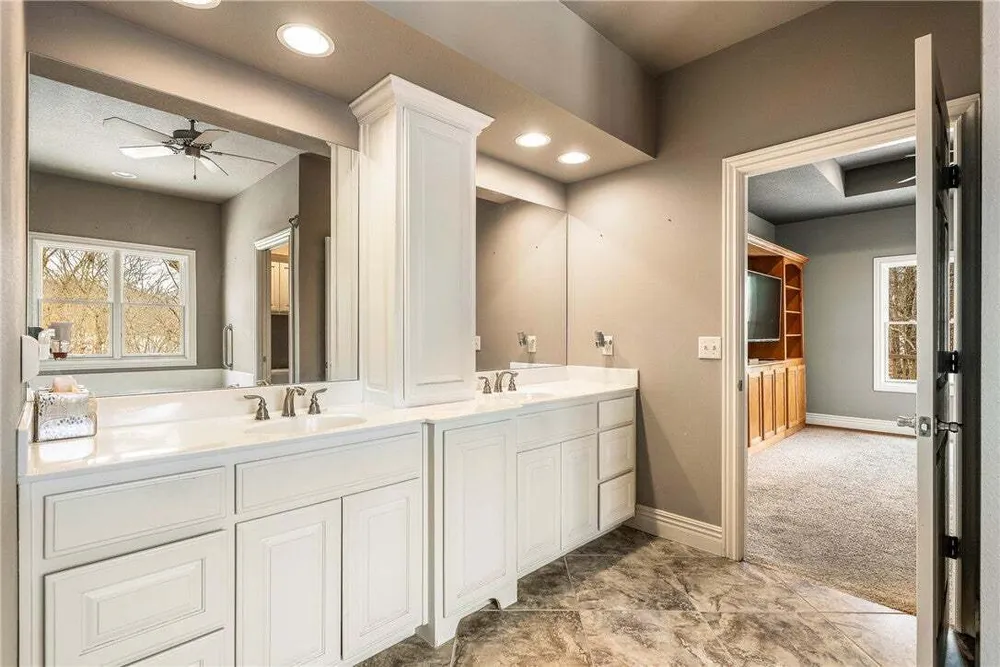 24 Kirkliston Ln, Bella Vista, AR 72715