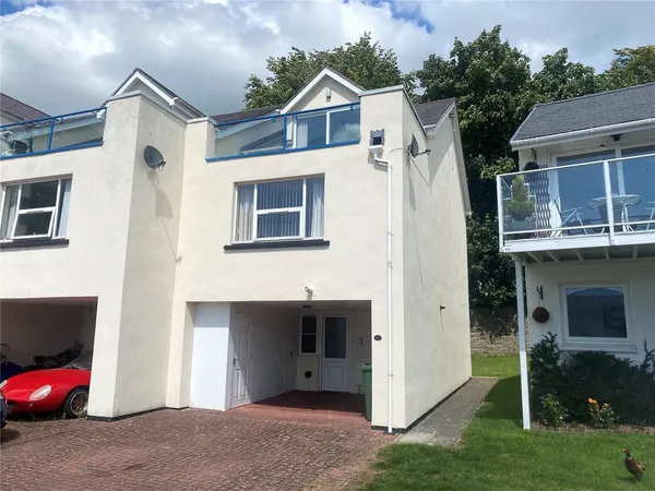 Ffordd Hebog, Y Felinheli, Gwynedd, LL56