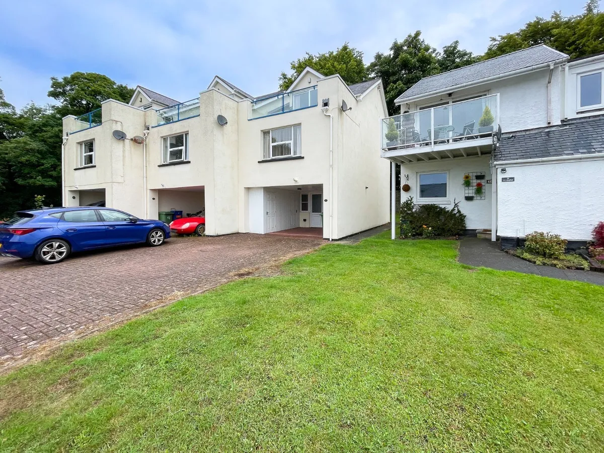 Ffordd Hebog, Y Felinheli, Gwynedd, LL56