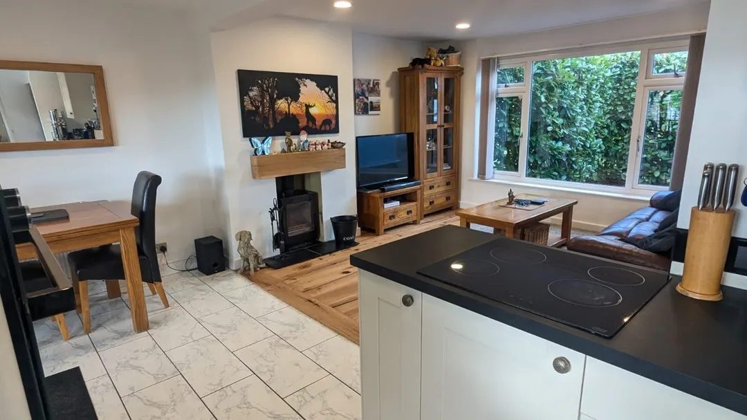 https://mr0.homeflow-assets.co.uk/files/photo/image/46648/7560/_x_/51043140.jpg