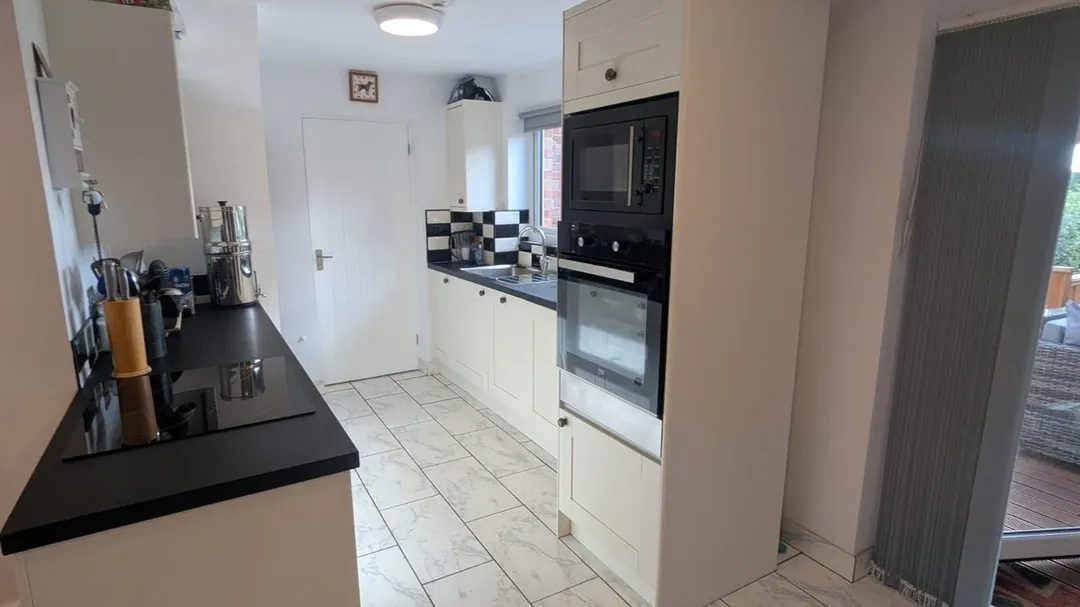 https://mr0.homeflow-assets.co.uk/files/photo/image/46648/7562/_x_/51035057.jpg