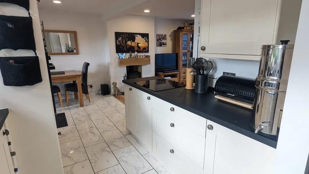 https://mr0.homeflow-assets.co.uk/files/photo/image/46648/7565/_x_/51034363.jpg