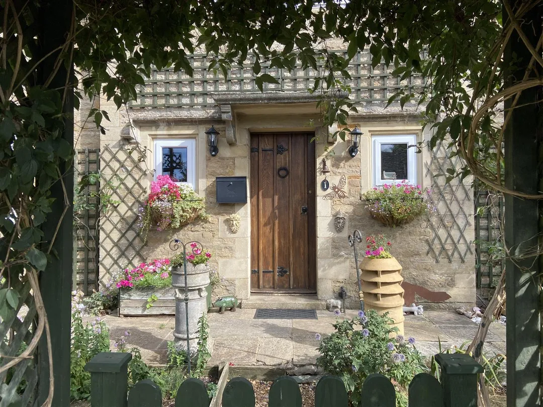 https://mr0.homeflow-assets.co.uk/files/photo/image/46666/7612/_x_/Ar3NzKxhQ0SOLFP5zGuTQg.jpg