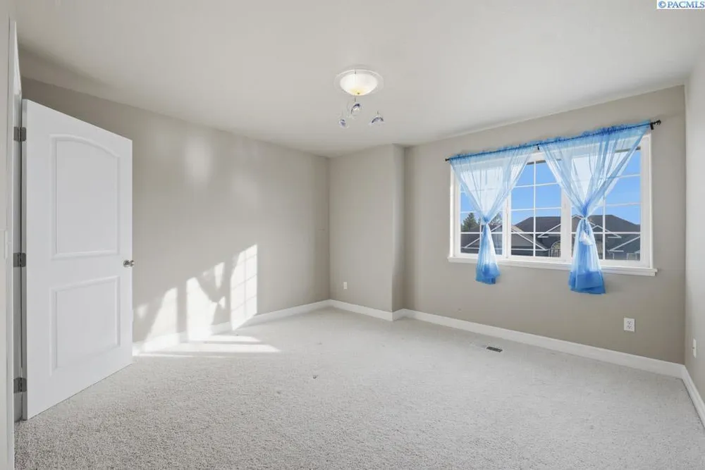 820 NW Palouse View Ct, Pullman, WA 99163